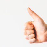 Daumen hoch für wertschätzende Kommunikation