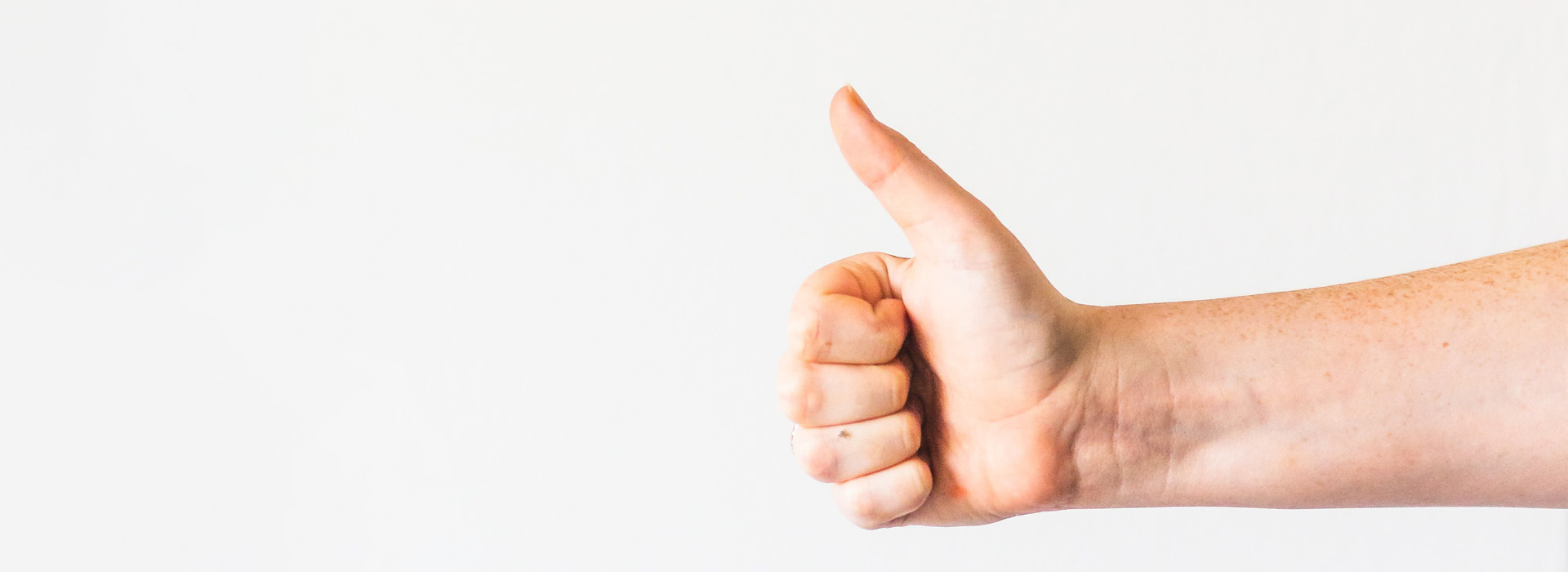 Daumen hoch für wertschätzende Kommunikation